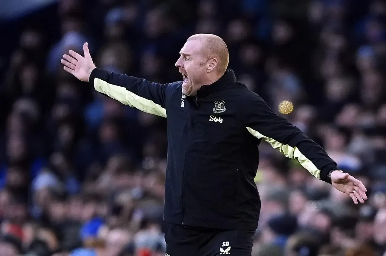 Sean Dyche reacts during Everton's draw with Chelsea