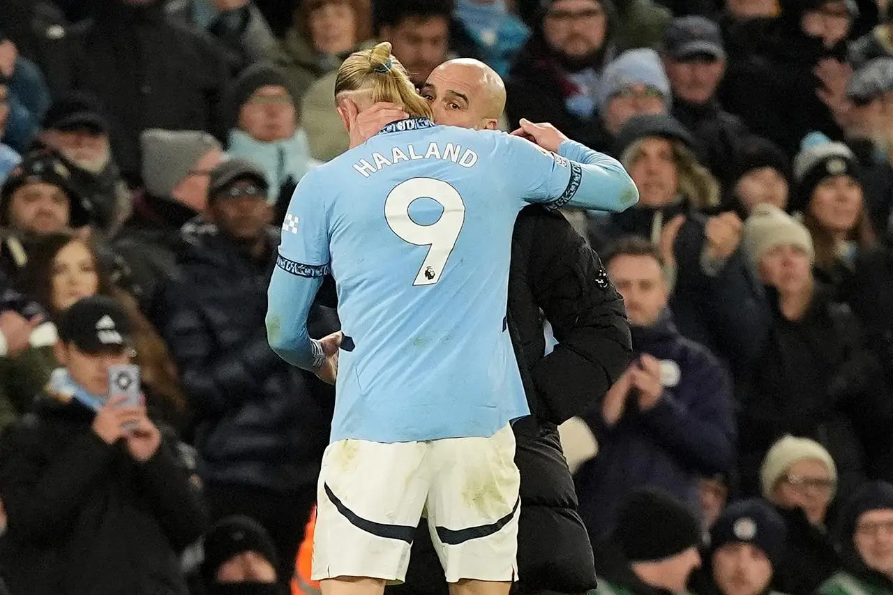 Manchester City manager Pep Guardiola, right, speaks to Erling Haaland 