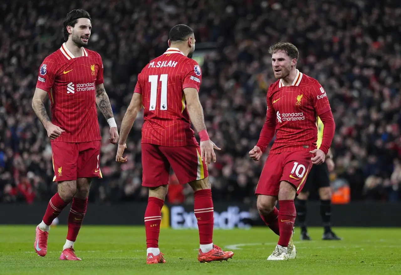 Alexis Mac Allister celebrates with Mohamed Salah