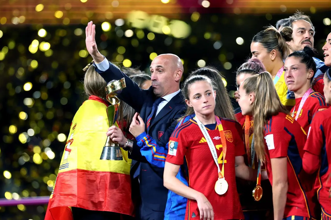 Luis Rubiales waving