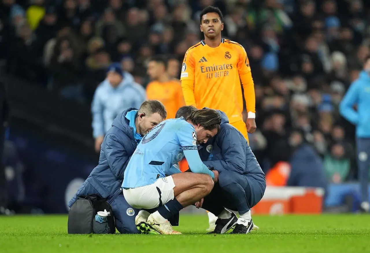 Jack Grealish picks up an injury