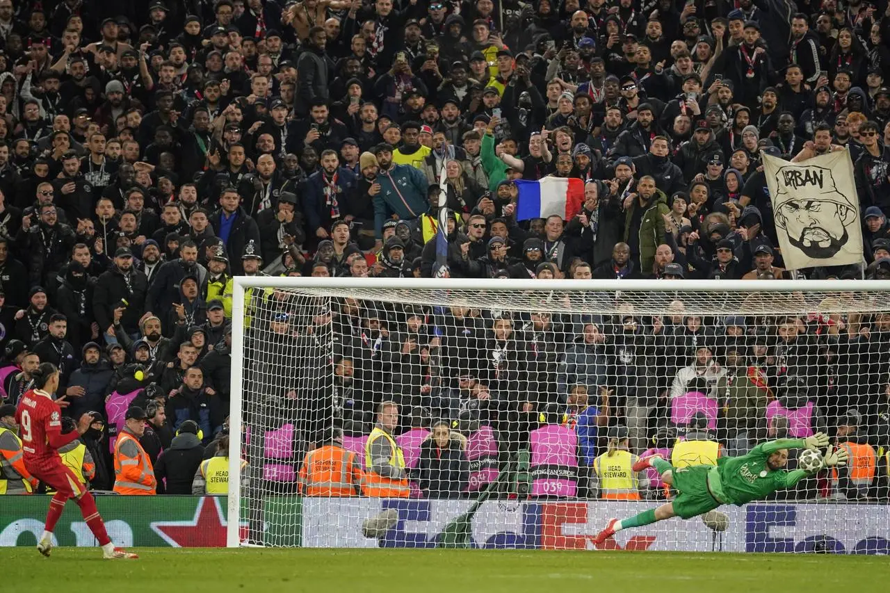 Gianluigi Donnarumma saves Darwin Nunez's penalty