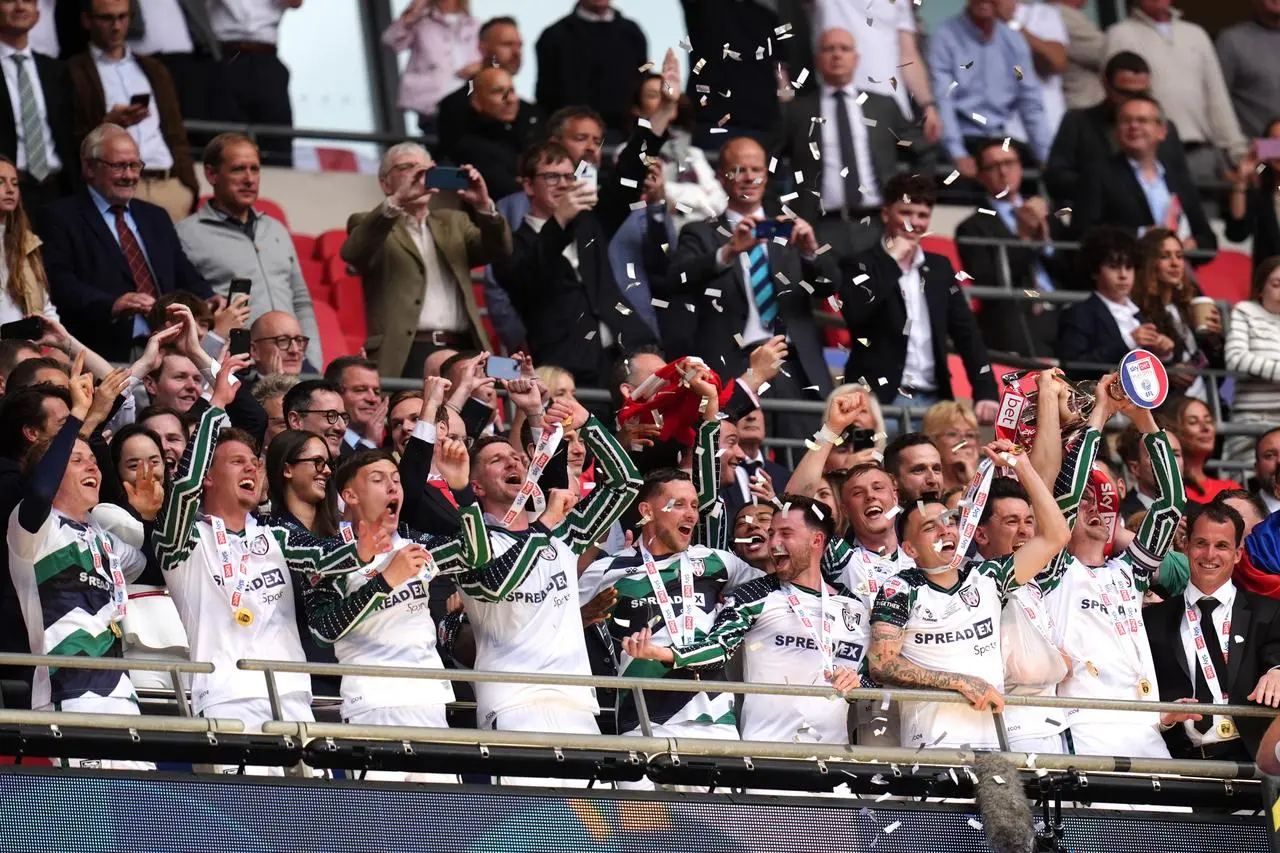 Sunderland players lift the trophy following their Sky Bet Championship play-off final victory over Sheffield United at Wembley