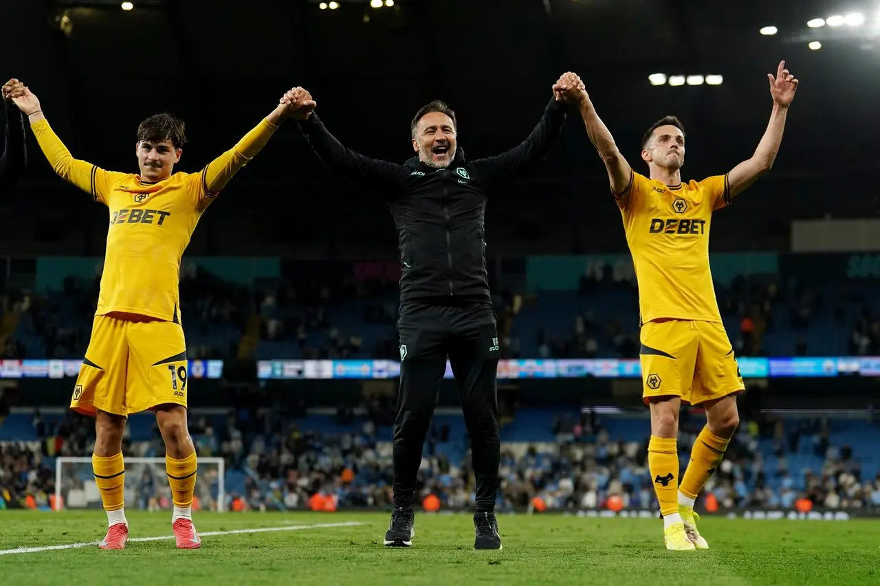 Vitor Pereira and Wolves' players acknowledge their fans