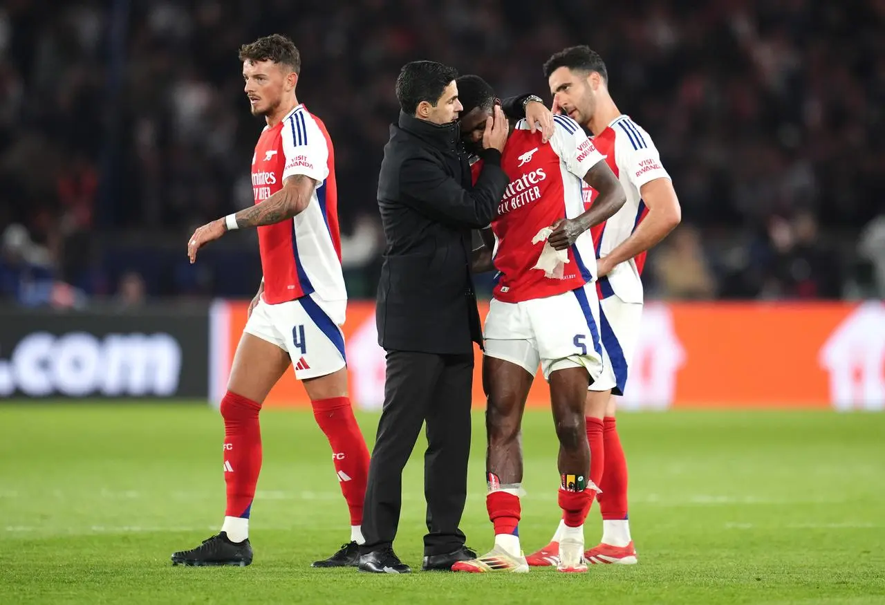 Mikel Arteta consoles his players 