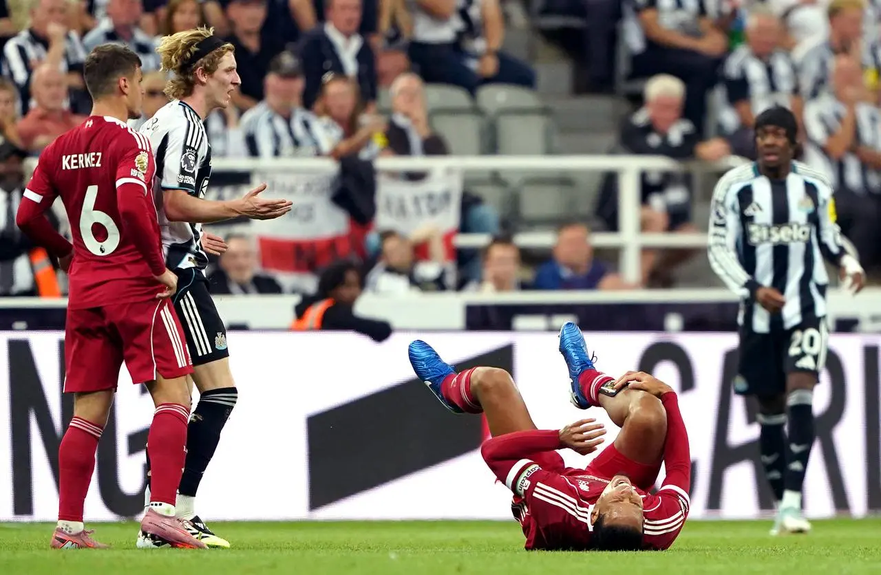 Newcastle' Anthony Gordon fouls Liverpool’s Virgil van Dijk resulting in a red card
