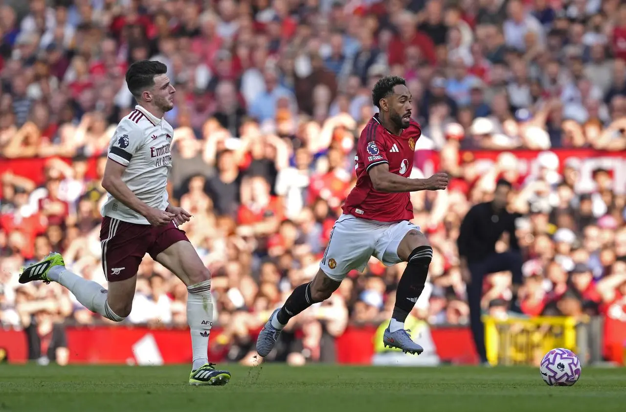 Matheus Cunha dribbles away from Declan Rice