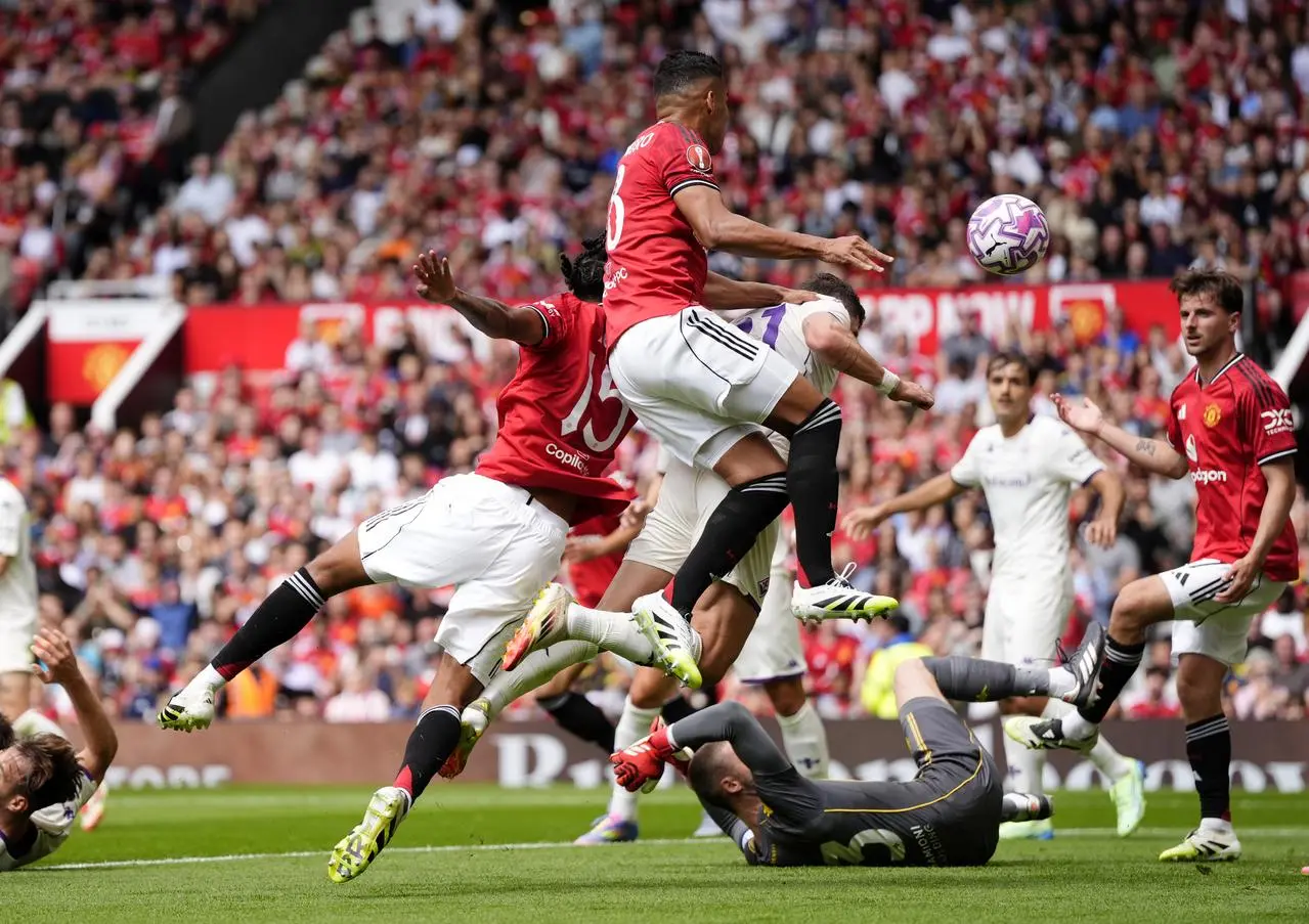 Leny Yoro pressures Fiorentina into scoring an own goal