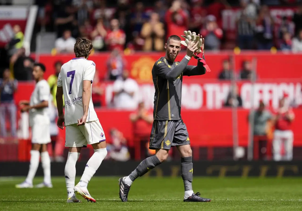 David De Gea applauds the fans as he is substituted