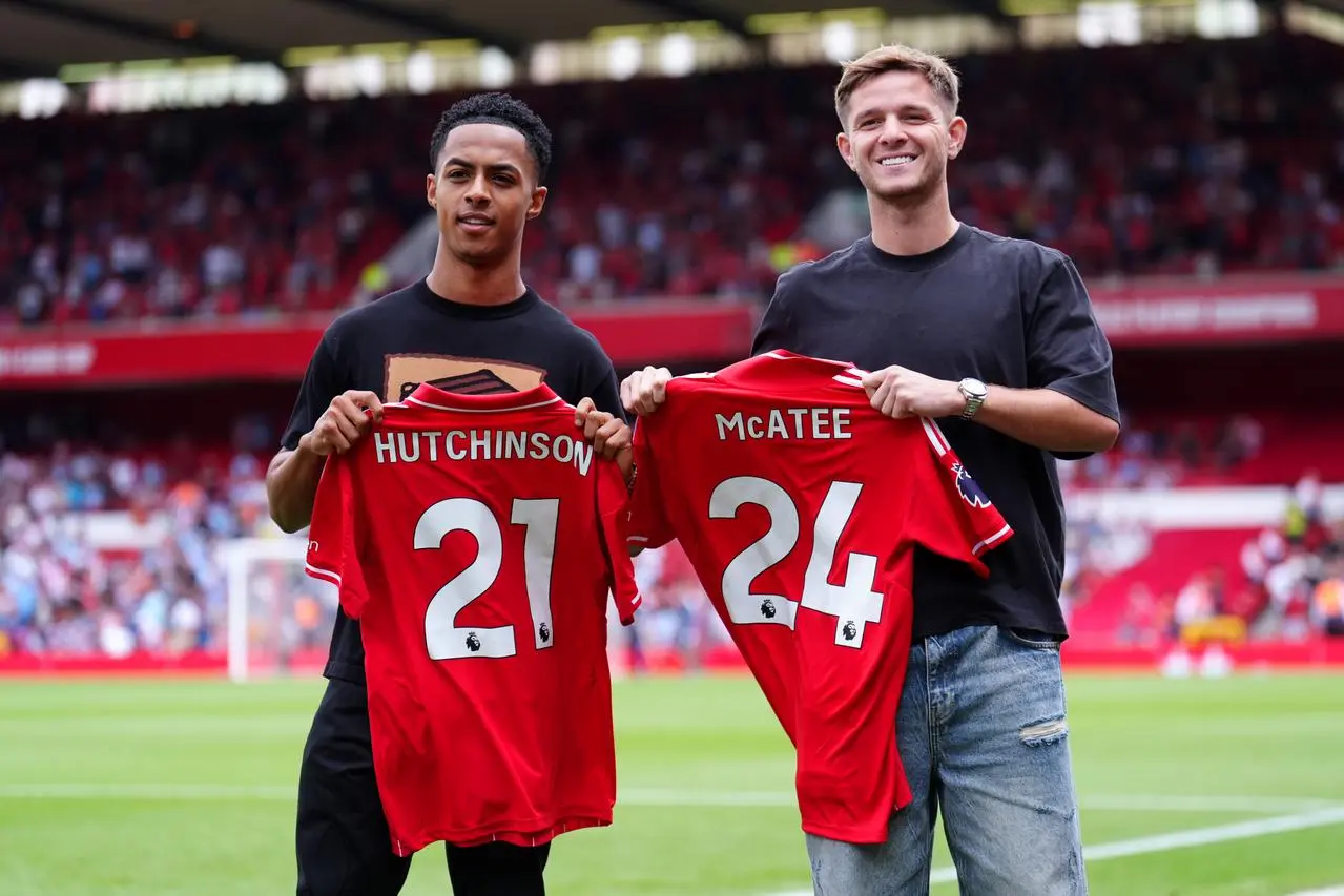 Omari Hutchinson and James McAtee hold up their Nottingham Forest shirts