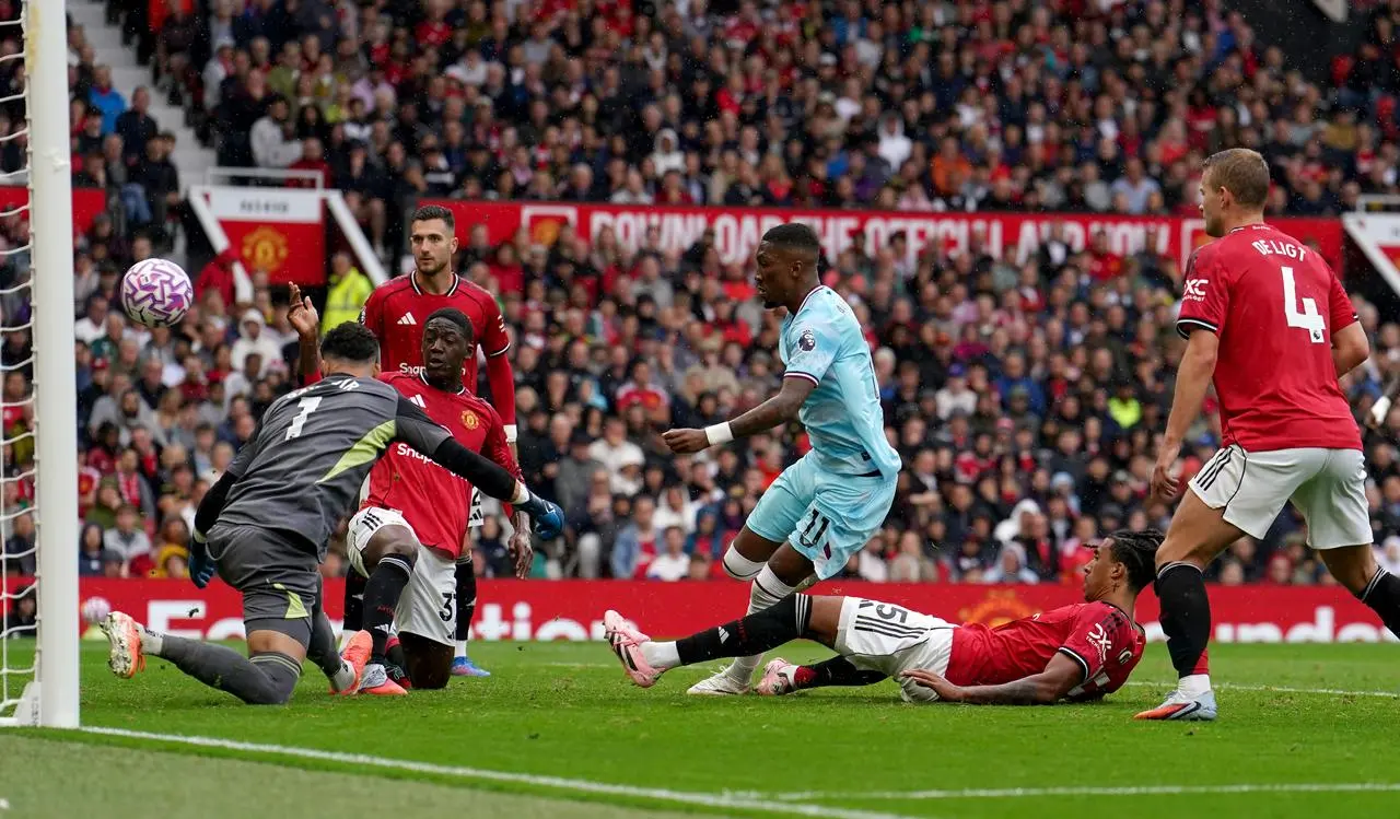 Jaidon Anthony scores past Altay Bayindir 