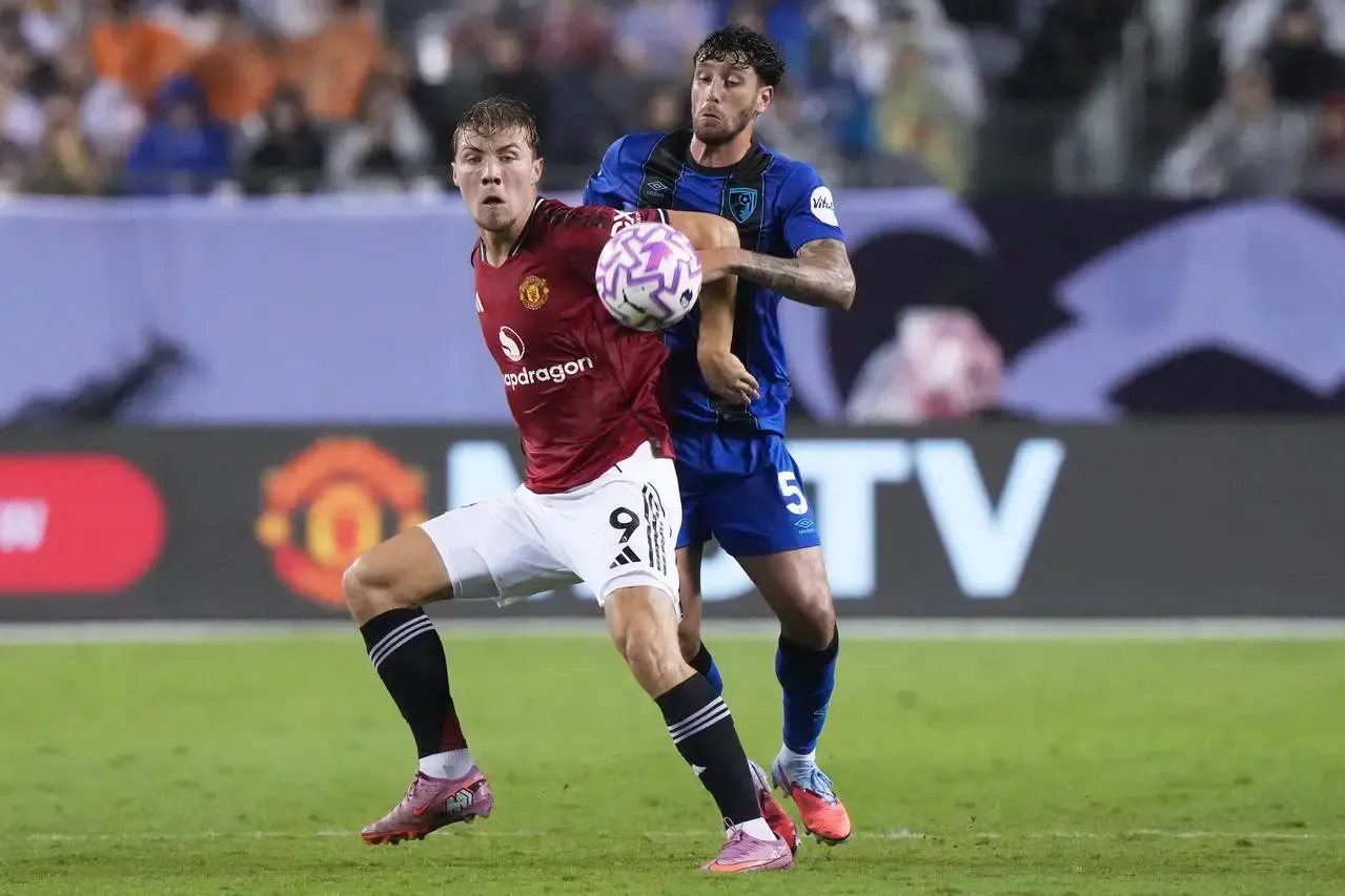 Manchester United's Rasmus Hojlund holds off Bournemouth defender Marcos Senesi