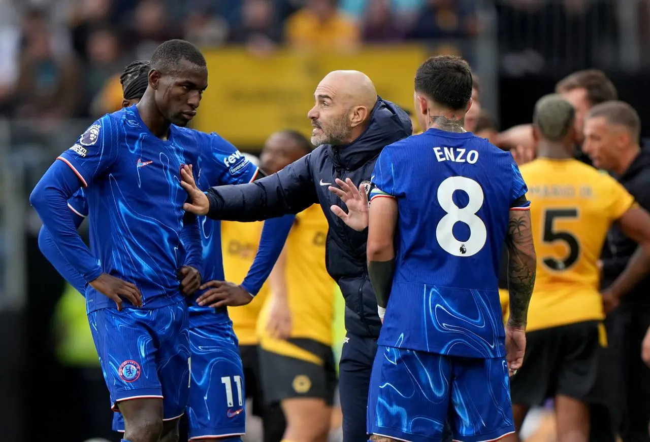 Chelsea manager Enzo Maresca, centre, speaks with Moises Caicedo, left, and Enzo Fernandez