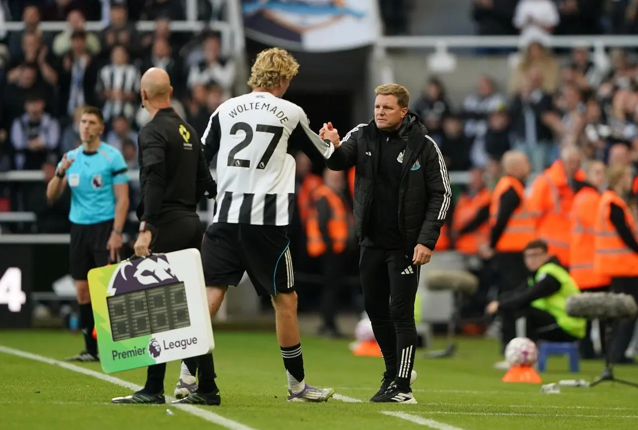 Newcastle’s Nick Woltemade shakes hands with head coach Eddie Howe after being substituted against Arsenal