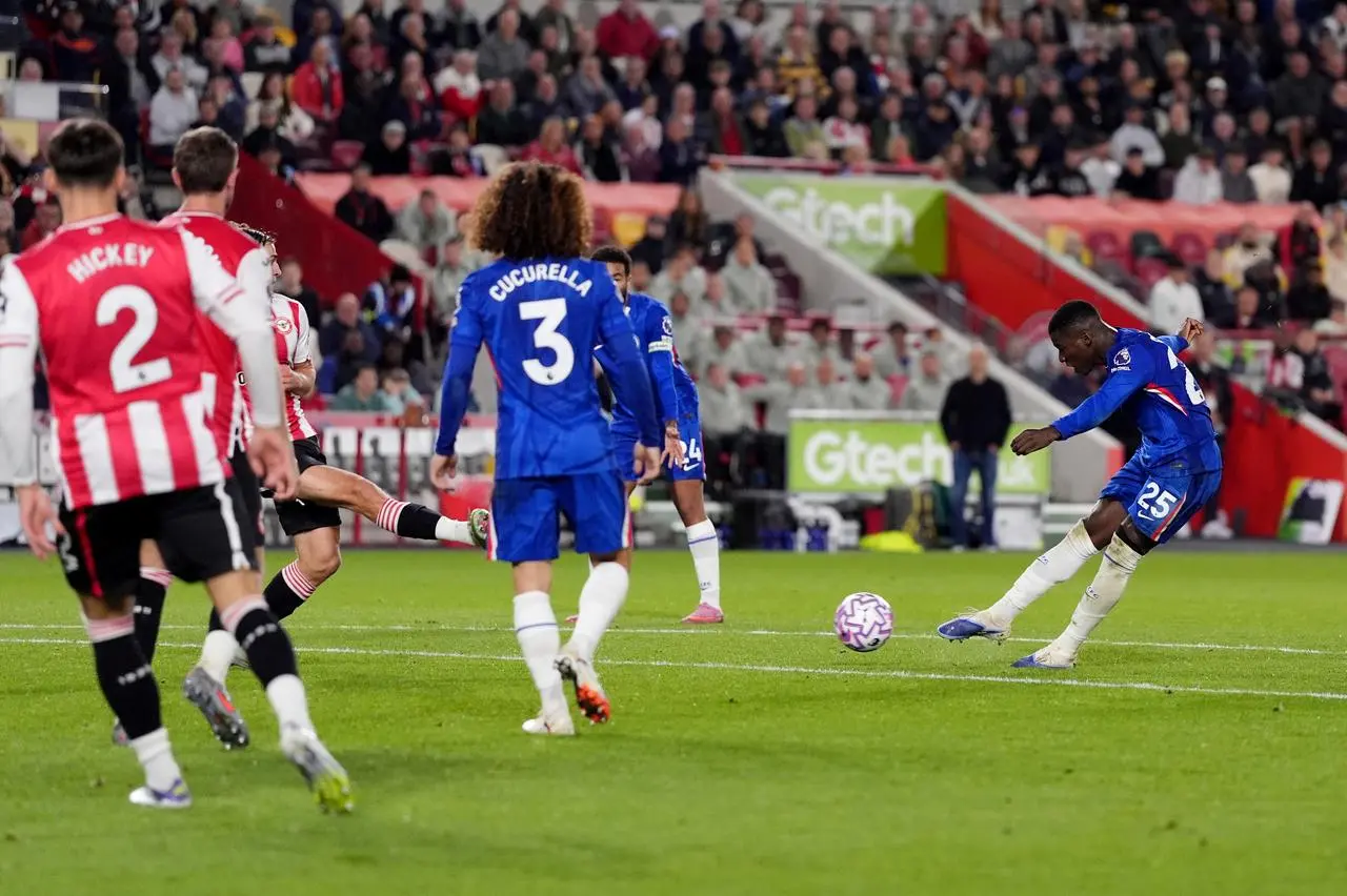 Moises Caicedo scores