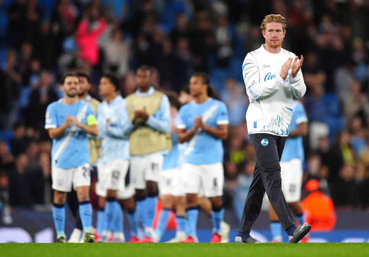 Kevin De Bruyne acknowledges the Napoli and Manchester City fans 