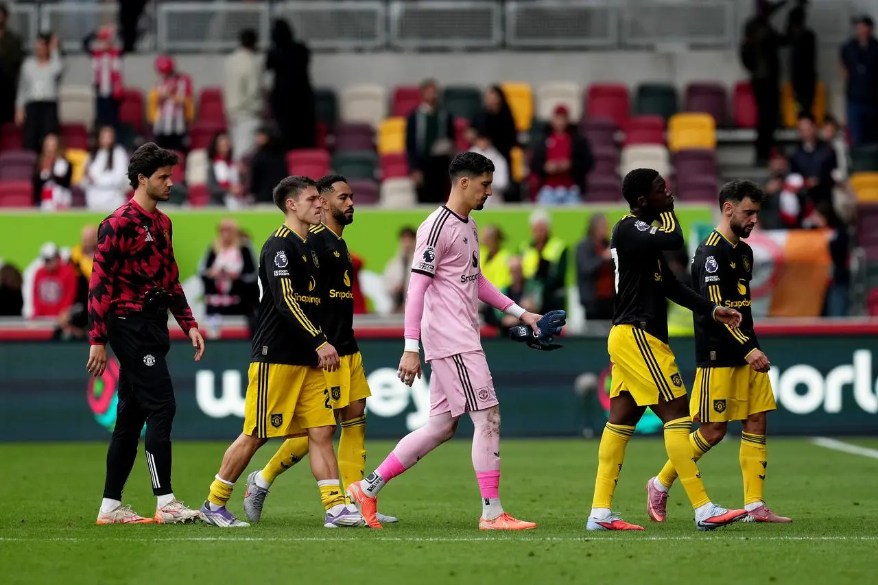 Manchester United’s players leave the pitch following defeat at Brentford