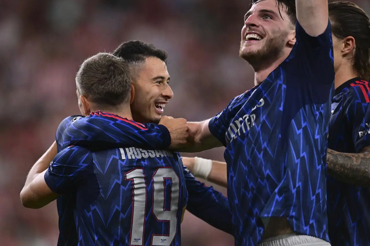 Leandro Trossard hugs Gabriel martinelli while Declan Rice celebrates