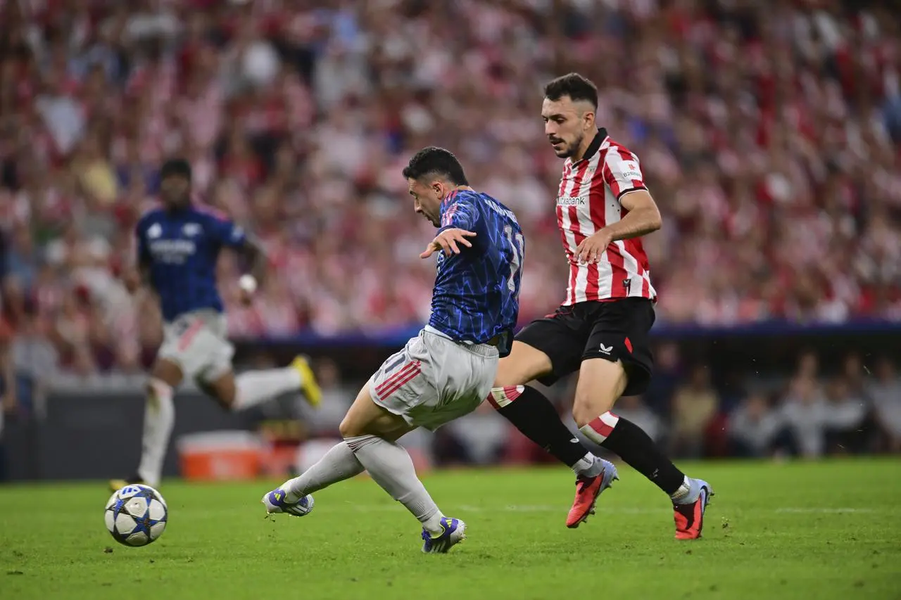 Gabriel Martinelli scores the opening goal