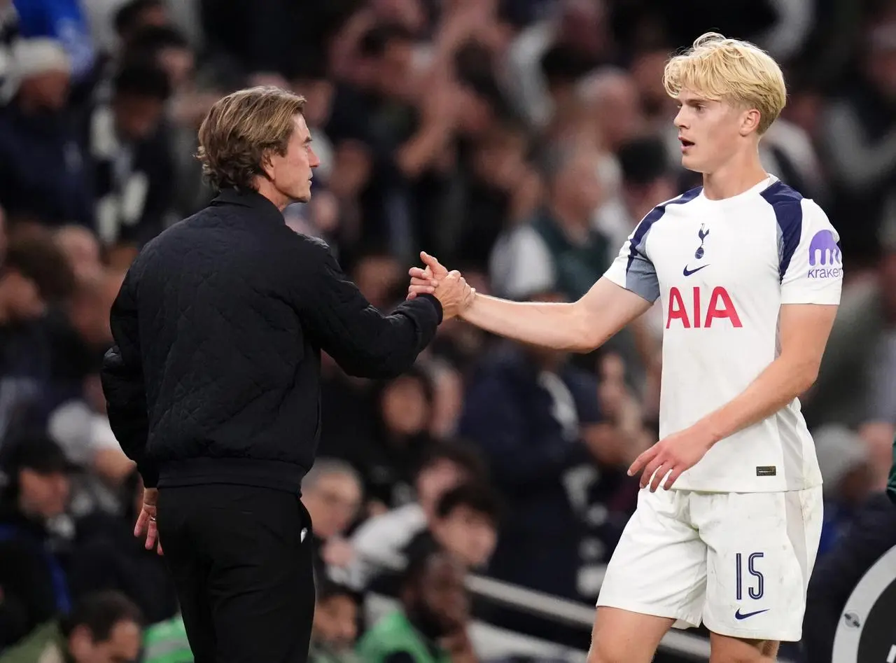 Thomas Frank congratulates Lucas Bergvall as the midfielder is substituted against Villarreal