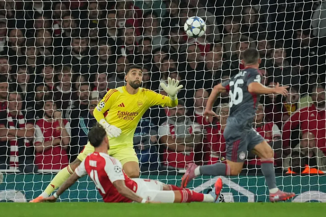 David Raya saves from Daniel Podence