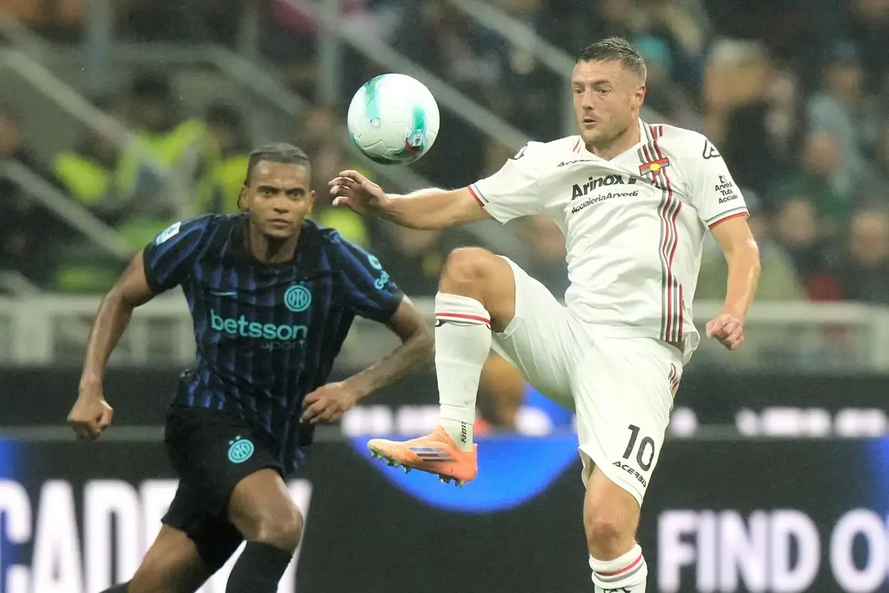 Cremonese’s Jamie Vardy, right