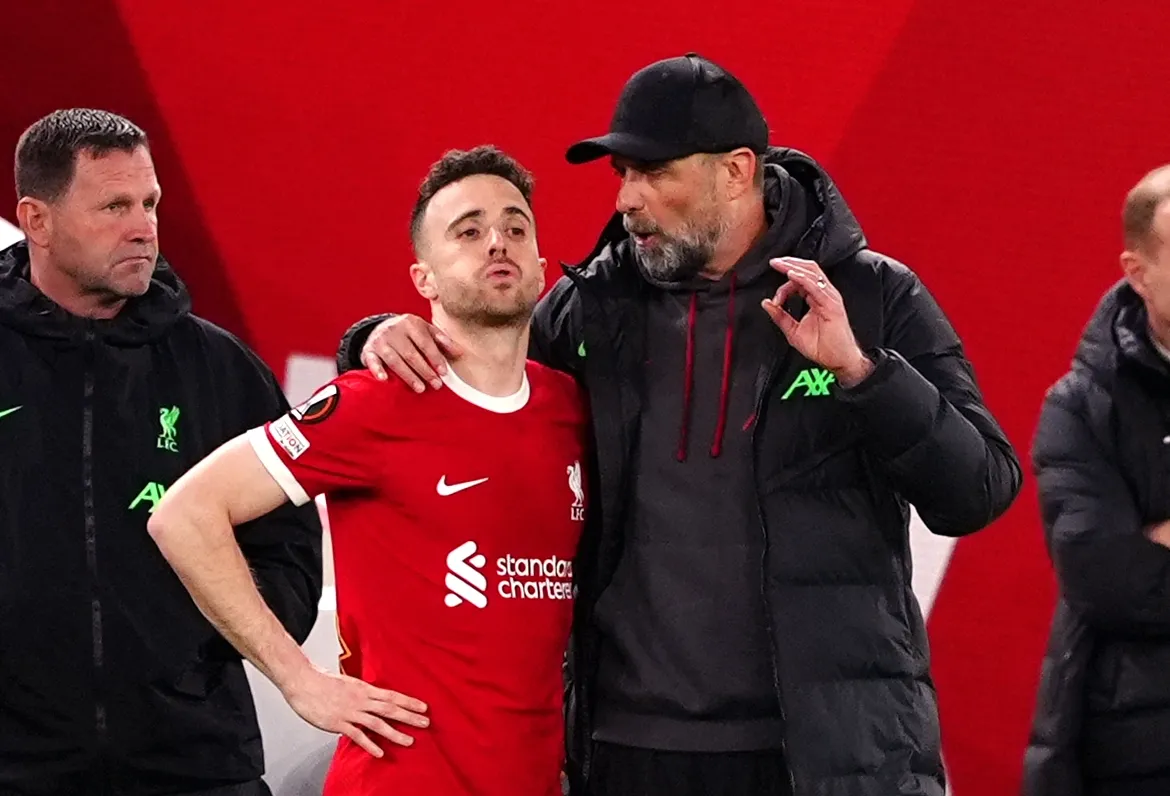 Liverpool boss Jurgen Klopp (right) with his arm around Diogo Jota.