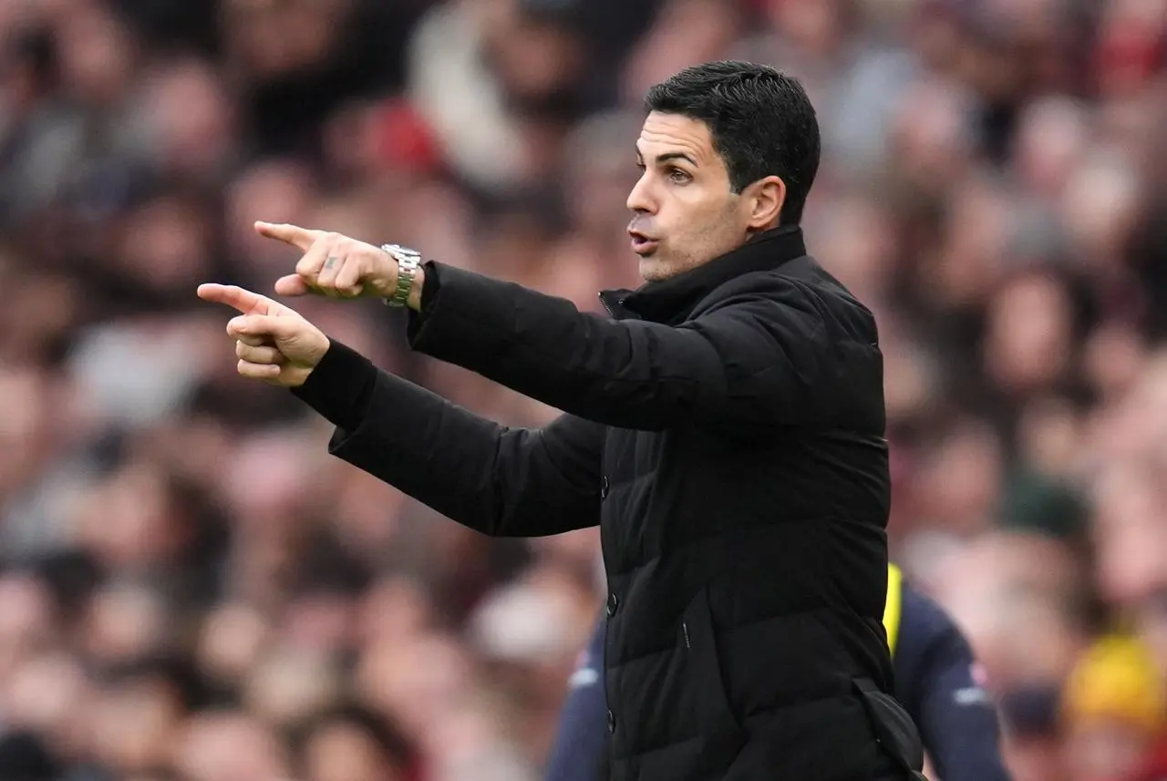 Arsenal manager Mikel Arteta points and gives instructions to his team