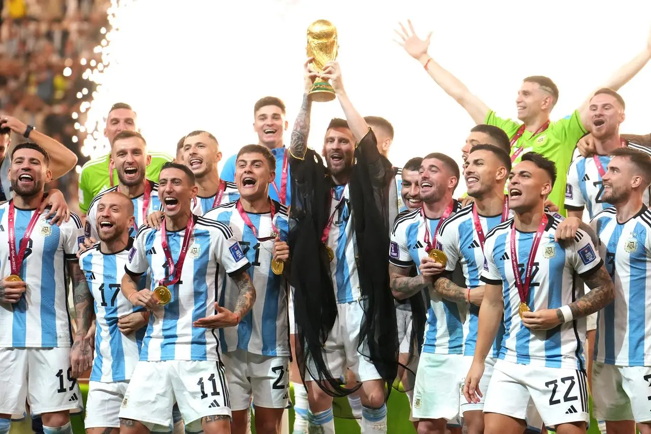Lionel Messi hoists the 2022 World Cup 