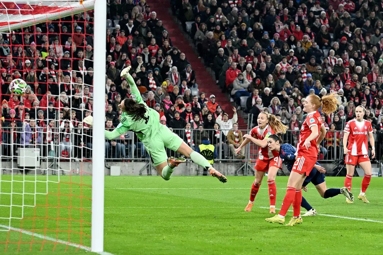 Emily Fox scores for Arsenal