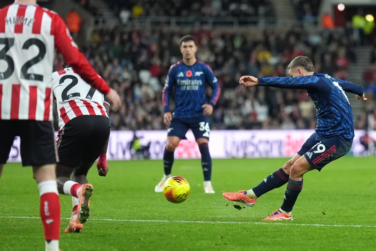 Arsenal’s Leandro Trossard (right) scores 