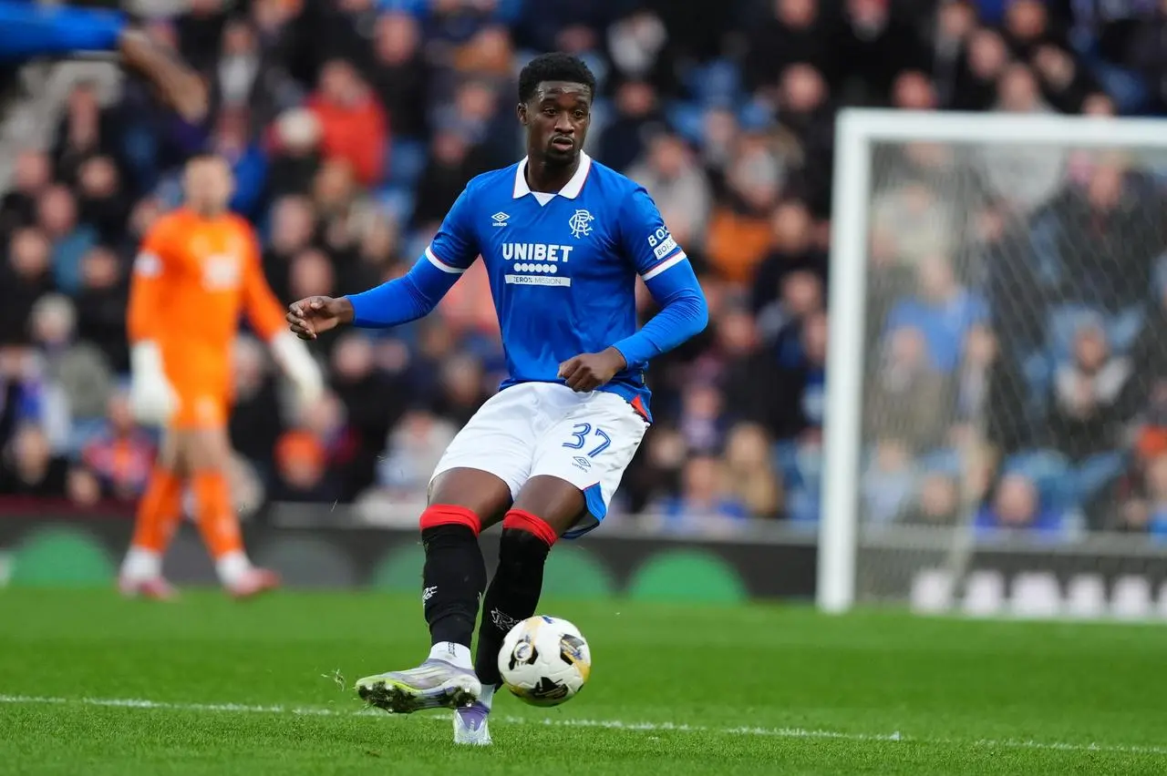 Emmanuel Fernandez passes the ball