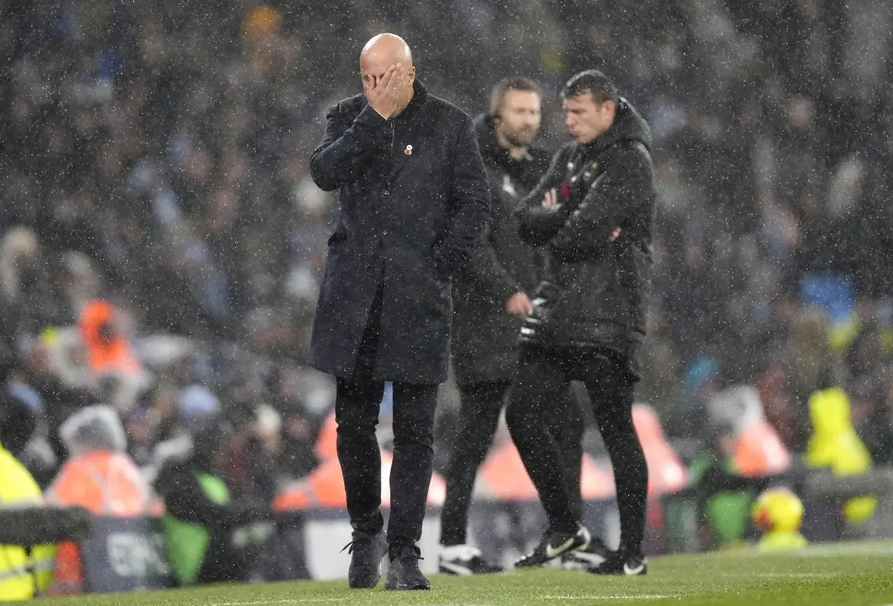 Arne Slot (left) reacts