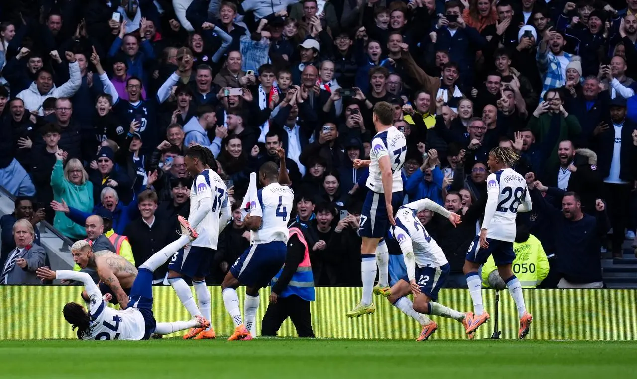 Richarlison runs away to celebrate