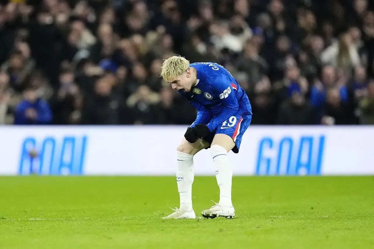 Alejandro Garnacho celebrates