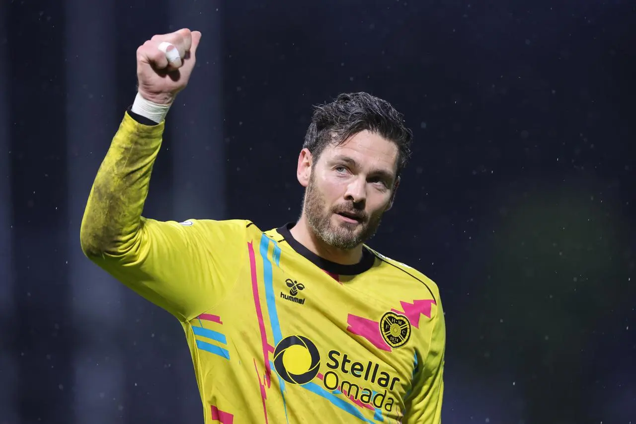 Craig Gordon celebrates Hearts' victory over Dundee