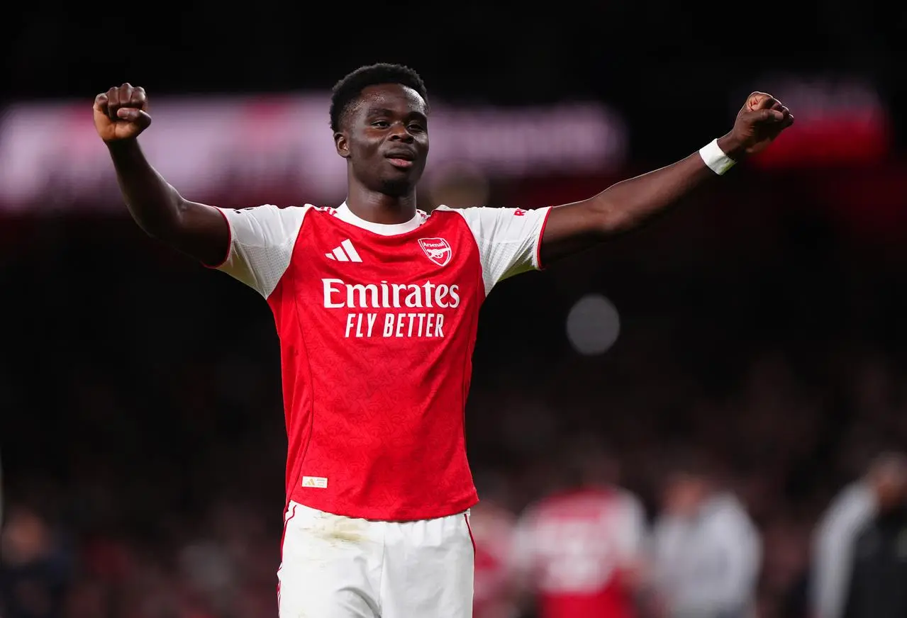Bukayo Saka raises his arms