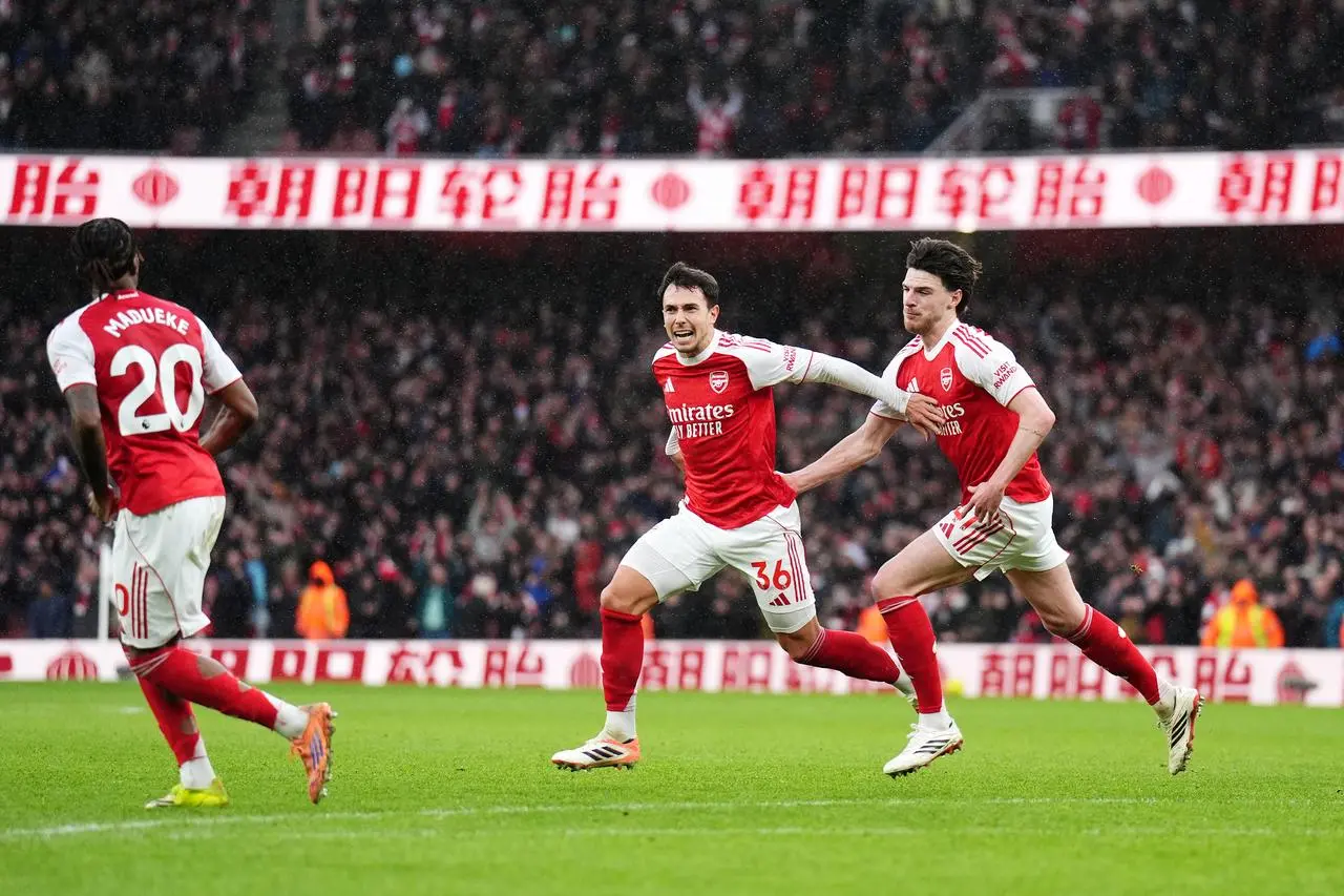 Arsenal’s Martin Zubimendi (centre) celebrates with Declan Rice after scoring against Sunderland